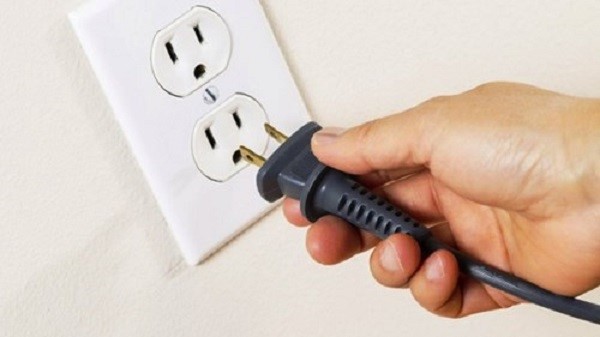 Trước khi vệ sinh máy, nên rút dây kết nối của máy với nguồn điện